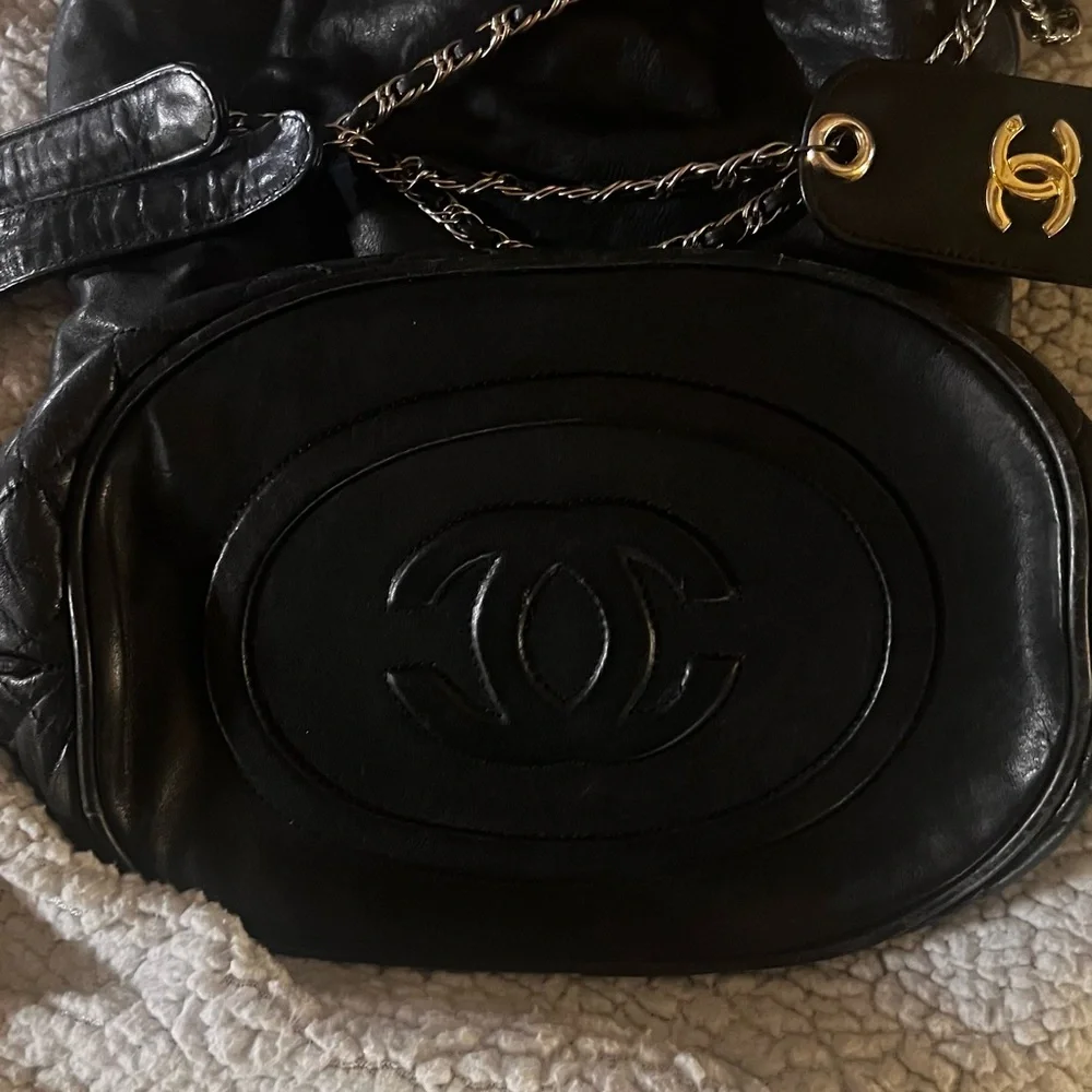Black leather quilted bucket with double chain straps.  Exterior in GC - Picture 8 of 12